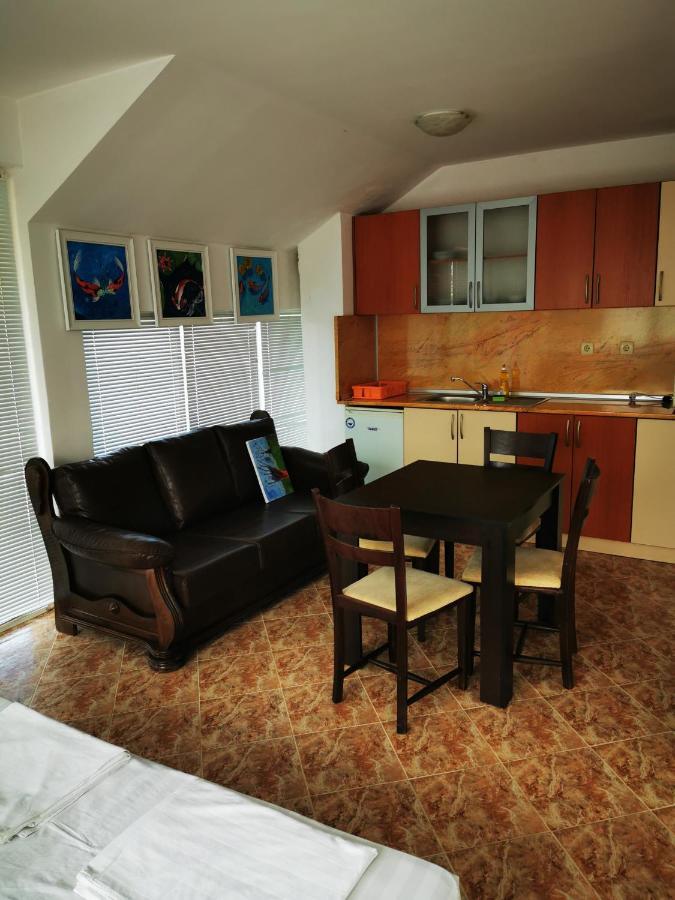 Jelezchevi Guest Rooms Primorsko Luaran gambar