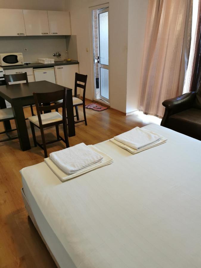 Jelezchevi Guest Rooms Primorsko Luaran gambar